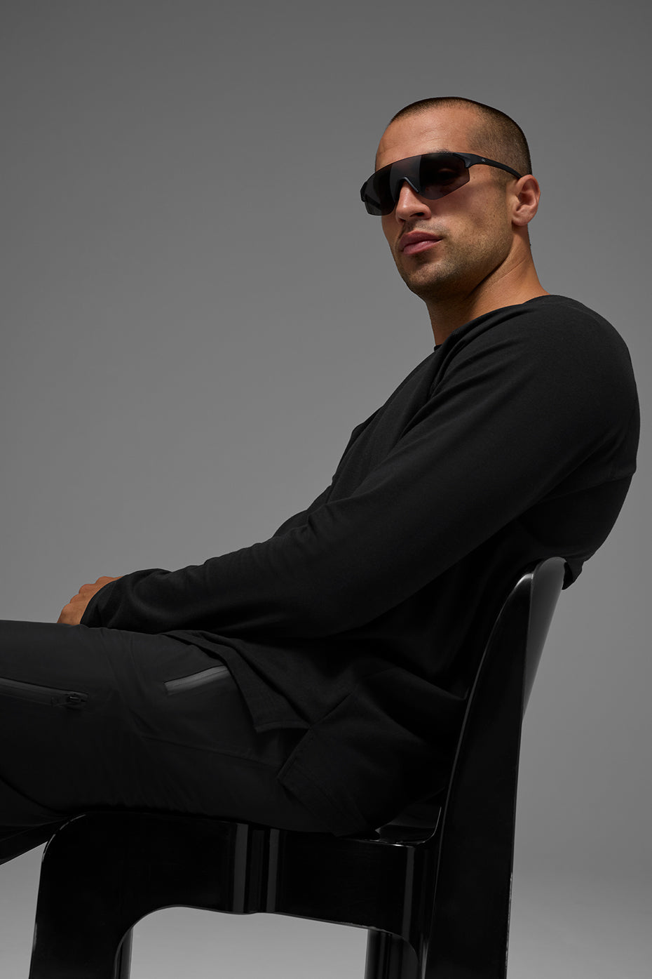 ALO Vapor Crewneck Long Sleeve Black - Image 5