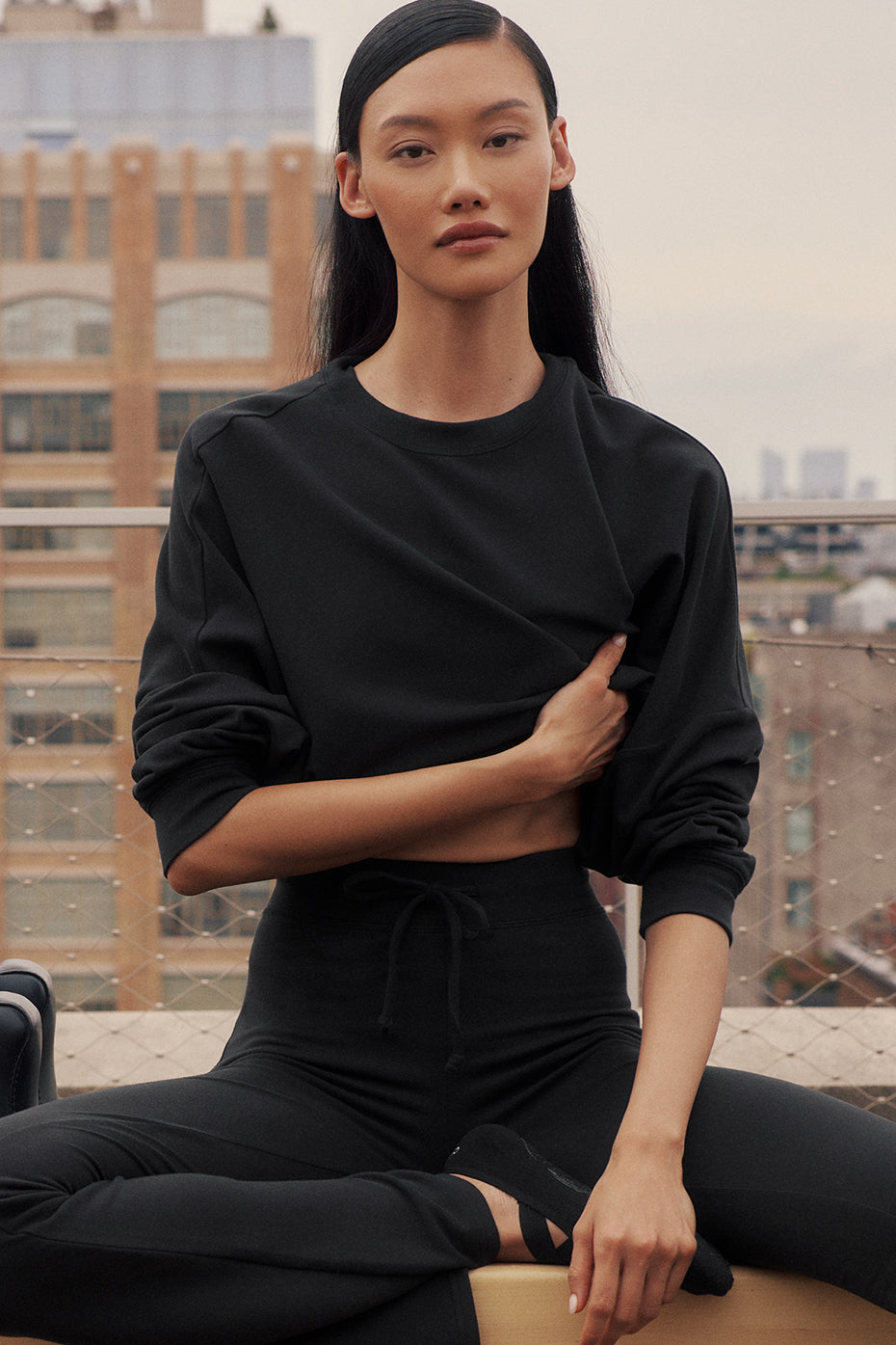 Cropped Sway Crew Neck Pullover   Black